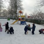 grupa dzieci bawi sie na placu zabaw