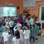 dzieci naśladują tańczącego misia