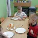 chłopiec smaruje kanapkę