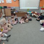 grupa dzieci na dywanie