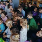 Dzieci oglądają kamizelkę odblaskową