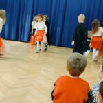 Dziewczynki i chłopcy tańczą na scenie