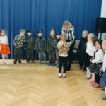 Dziewczynka wręcza podziękowania dla nauczycielki