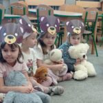 grupa dzieci w maskach misiów, trzyma w ręku swoje misie