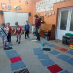 dzieci skaczą po polach gry