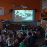 dzieci oglądają bajkę o misiu