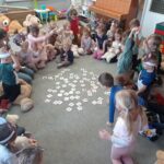 dzieci odgadują zagadki