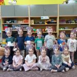 grupa dzieci w maskach misiów