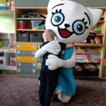 chłopiec przytula Kicię Kocię