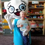 chłopiec siedzi na kolanach Kici Koci