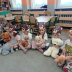 grupa dzieci w maskach misiów, trzyma w ręku swoje misie