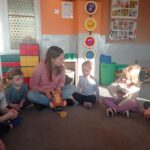 dzieci z panią na dywanie