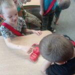 dwóch chłopców liczy kropki na kostkach