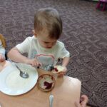 chłopiec smaruje kanapkę