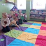 dzieci rozjadają się po sali