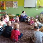 pracownik księgarni czyta dzieciom