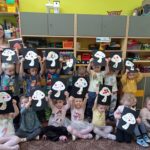 grupa dzieci pokazuje wykonane przez siebie obrazki