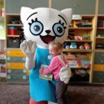 dziewczynka przytula Kicię Kocię