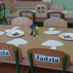 na stoliku leżą szablony grzyba i różne kropki