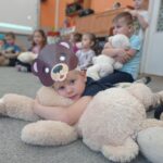 chłopiec leży na misiu