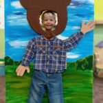 chłopiec przebrany za misia