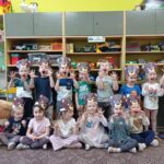 grupa dzieci w maskach misiów