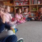 czworo dzieci trzyma w ręku grzechotki