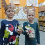 chłopiec i dziewczynka pokazują zrobione renifery