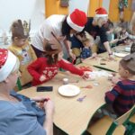 grupa dzieci i rodziców wykonuje renifera z dostępnych materiałów