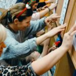 rodzice przyczepiają nos reniferowi