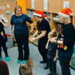 rodzice stoją w kole