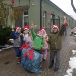 pięcioro dzieci z workami