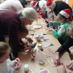 grupa dzieci i rodziców wykonuje renifera z dostępnych materiałów