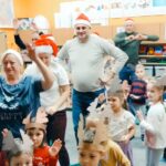 rodzice i dzieci tańczą