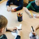 Dzieci kolorują opaski z misiami