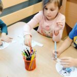 Dzieci kolorują opaski z misiami