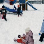 Dzieci bawią się na śniegu