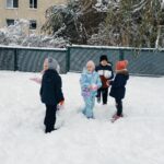 Dzieci bawią się na śniegu