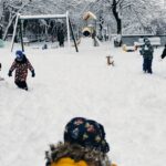 Dzieci bawią się na śniegu