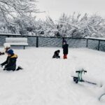 Dzieci bawią się na śniegu