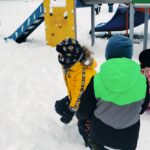 Dzieci bawią się na śniegu