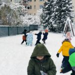 Dzieci bawią się na śniegu