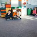 Pracownica księgarni czyta książkę