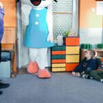 do sali wchodzi Kicia Kocia