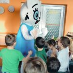 Kicia Kocia przybija piątki dzieciom