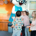 Dzieci tulą się do kici Koci