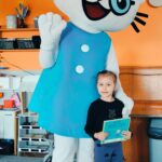 Dziewczynka pozuje z Kicią Kocią