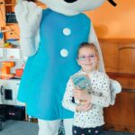 Dziewczynka pozuje z Kicią Kocią