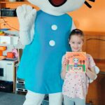 Dziewczynka pozuje z Kicią Kocią