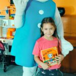 Dziewczynka pozuje z Kicią Kocią